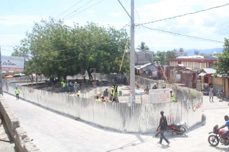 La place publique de Platon et la route de Merlin en chantier