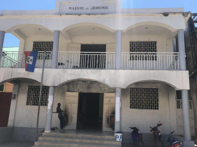 Kowonaviris : Majistra Claude Harry anile desizyon pou te entèdi transpò piblik ki relye Jeremi ak lot depatman yo