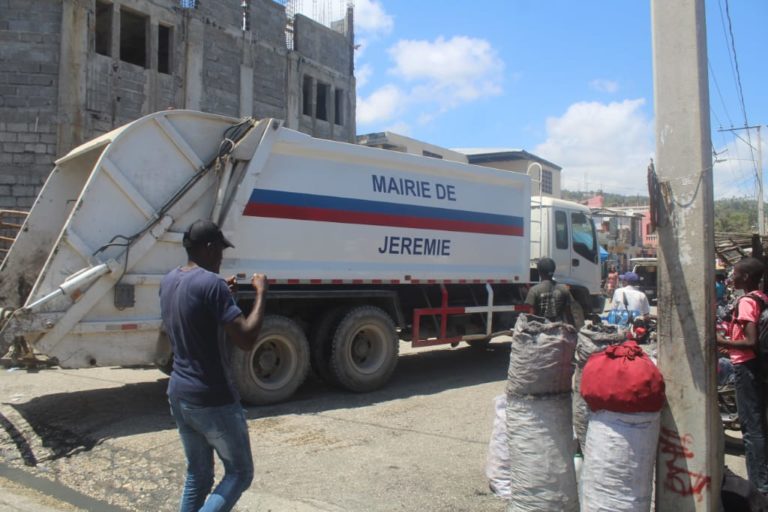 Brûler des immondices en pleine rue, une pratique devenue courante à Jérémie