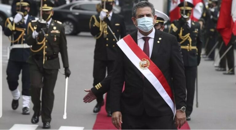 Merino renonce á la présidence au Pérou