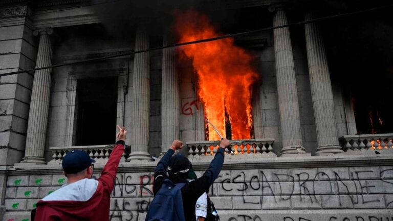 Guatémala: Des manifestants mettent le feu au Parlement