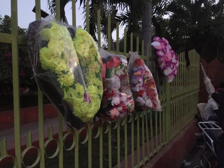 Yon jenn gason pèdi lavil aprè li fin resevwa yon kout kouto lan men menaj li