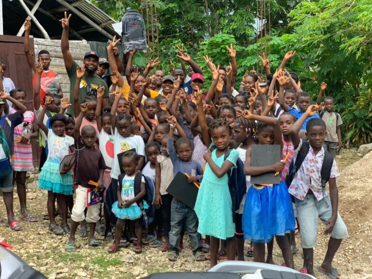 Distribution de kits scolaires à Prévilé