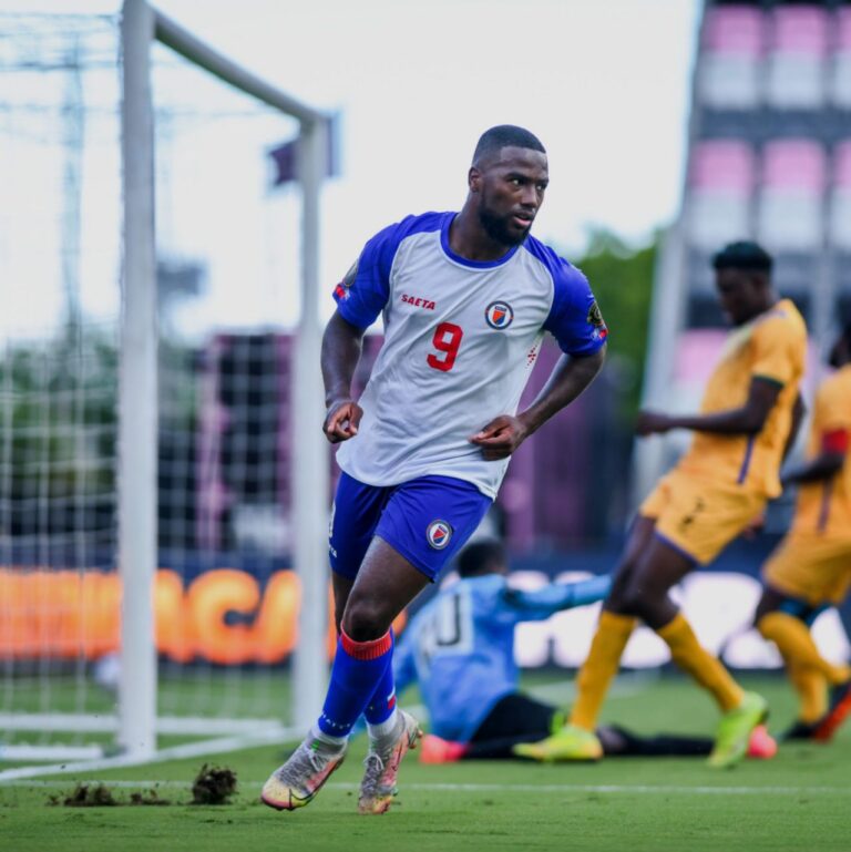 Duckens Nazon vole au secours des Îles Cayemites.