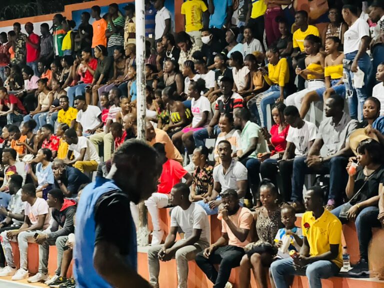 Basketball-Photos| Collège Etzer Vilaire laisse filer la victoire face à l’institution Saint-Jean Evangeliste