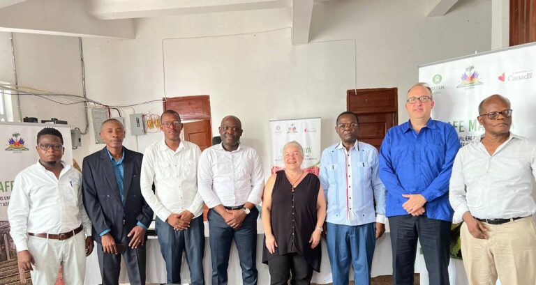 Lancement du projet «&nbsp;Kafe&nbsp;Makaya&nbsp;» à Jérémie&nbsp;par le Ministre de l’Agriculture&nbsp;et l’Ambassadeur du Canada