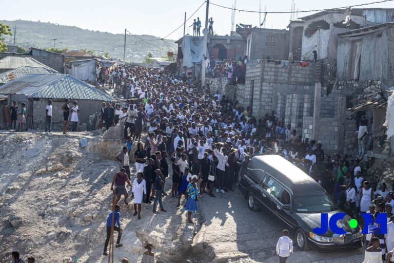 Les Funérailles des victimes du séisme, un événement communautaire